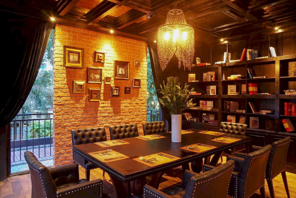 MOO Beef Steak blends European design with a warm and modern space